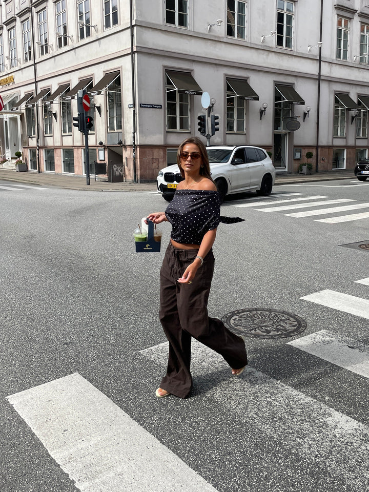 Lara polkaprikket off shoulder top - Sort/Hvid